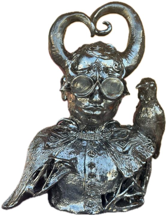 Schwarze Keramikbüste Hades mit Hörnern und Rabe