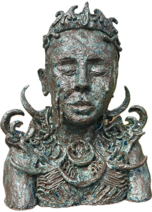 Keramikskulptur Latifah, blaugrün glasiert mit Krone und Schmuck
