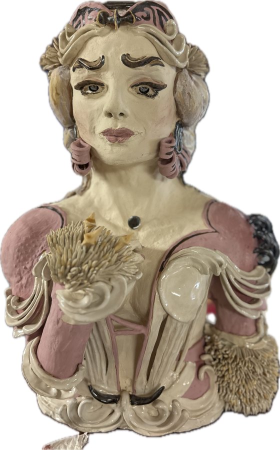 Keramikskulptur Rosalie in Rosa mit Blumenstrauß